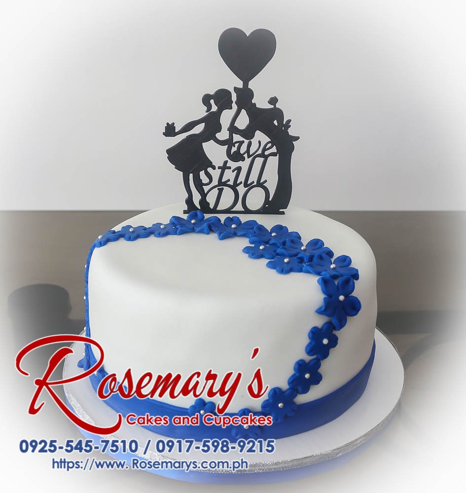 Elegant single-layer black cake with a 
